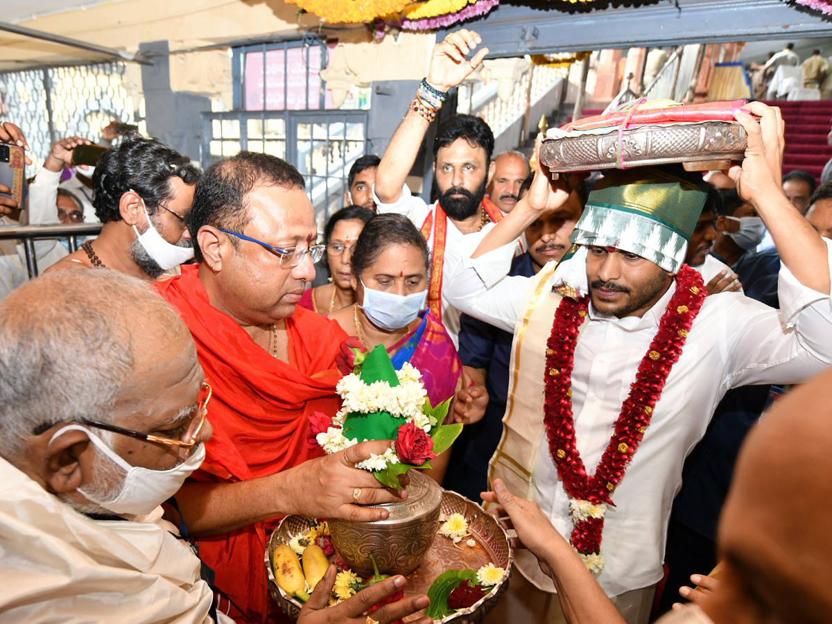 CM YS Jagan Visits Kanaka Durga Temple Photo Gallery - Sakshi10