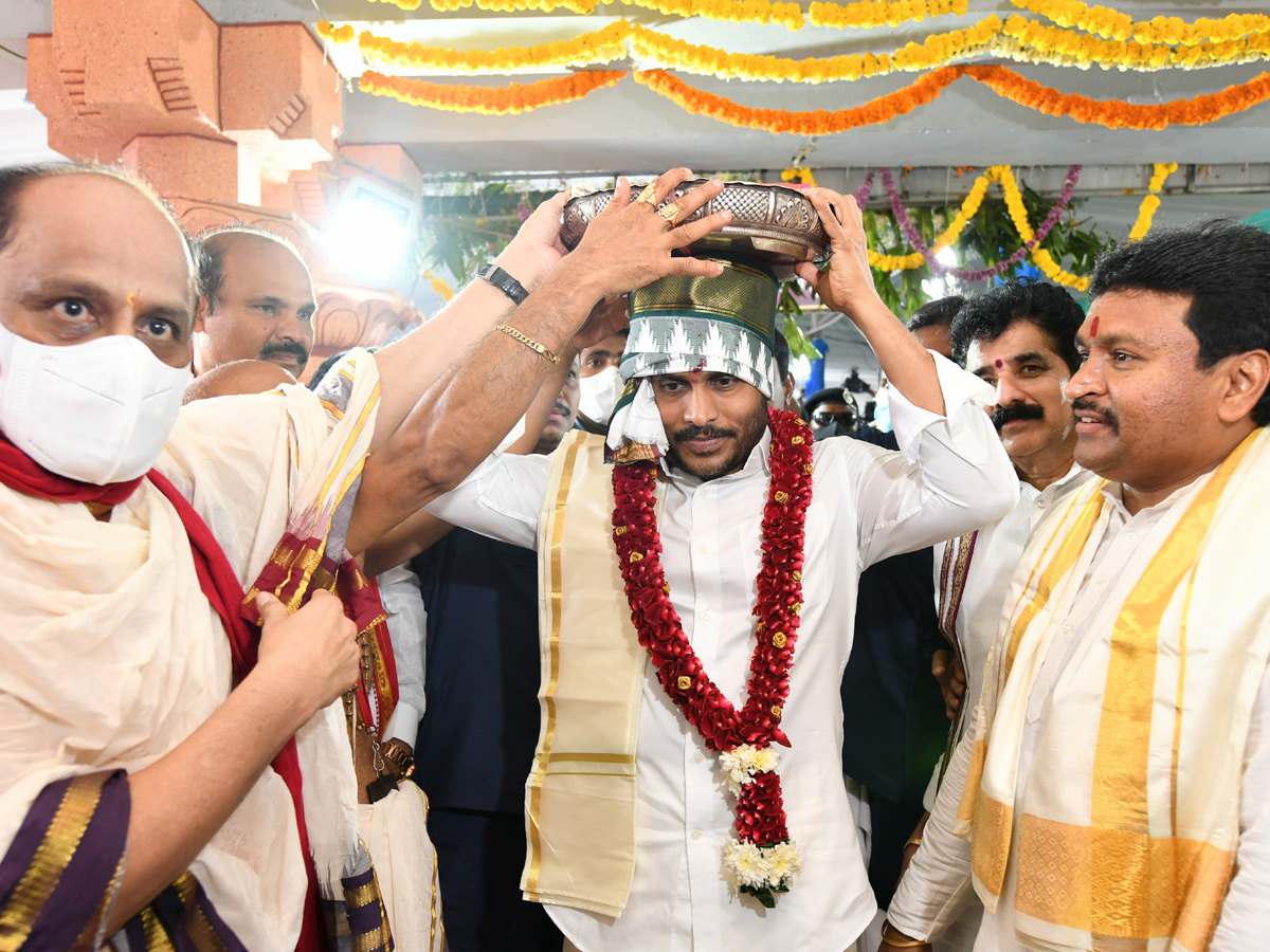 CM YS Jagan Visits Kanaka Durga Temple Photo Gallery - Sakshi11