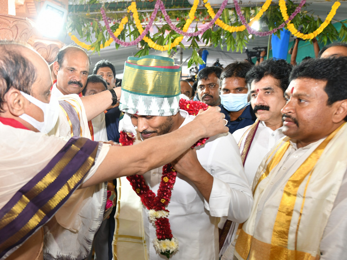 CM YS Jagan Visits Kanaka Durga Temple Photo Gallery - Sakshi12