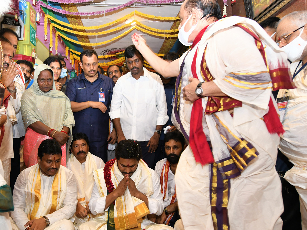 CM YS Jagan Visits Kanaka Durga Temple Photo Gallery - Sakshi6