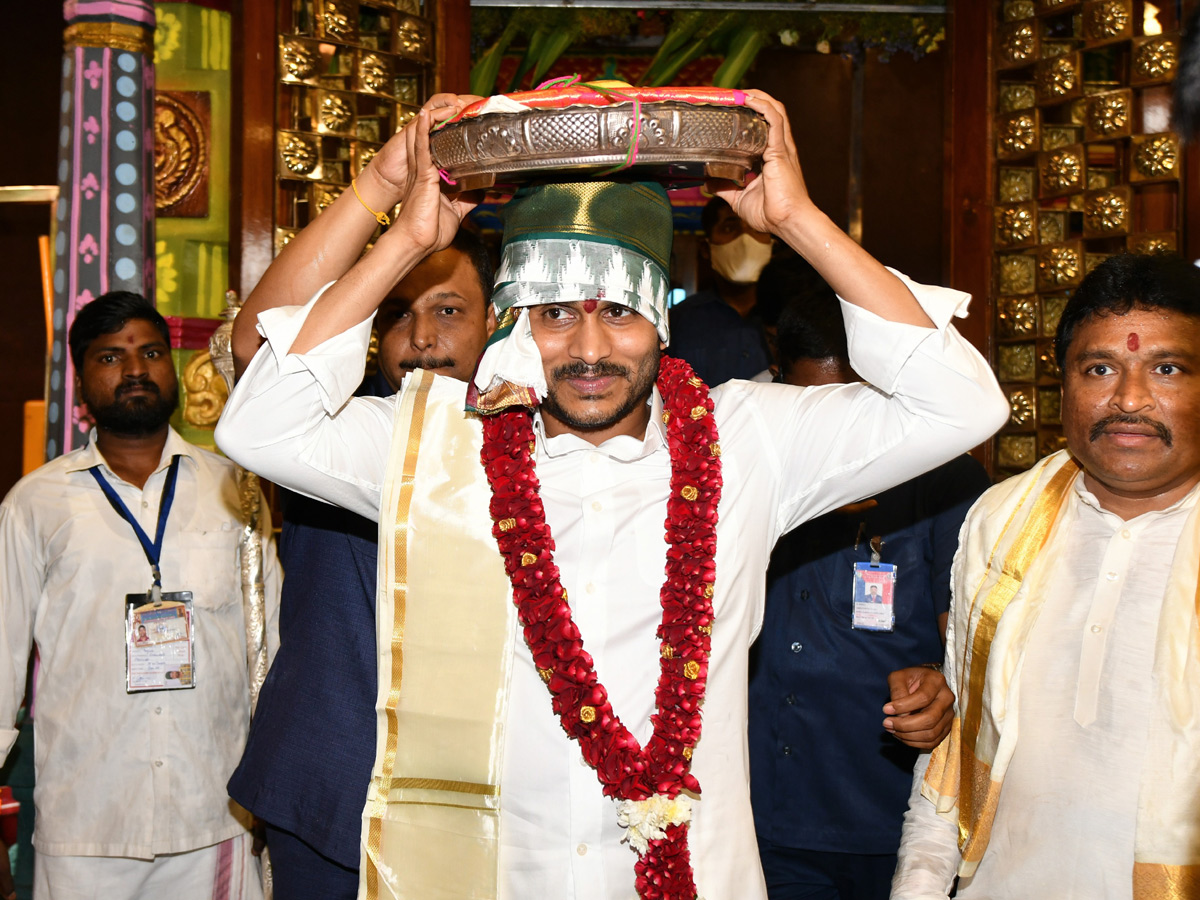 CM YS Jagan Visits Kanaka Durga Temple Photo Gallery - Sakshi9