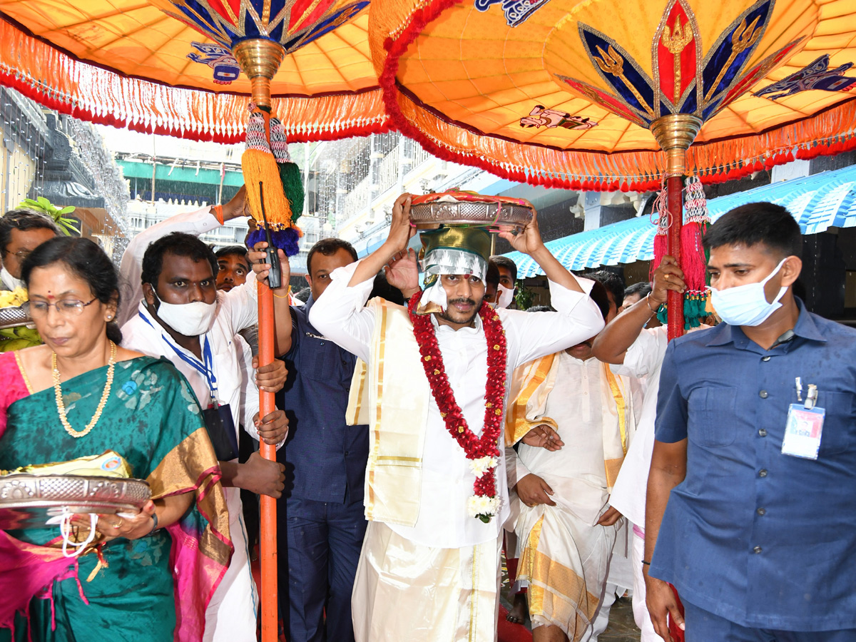 CM YS Jagan Visits Kanaka Durga Temple Photo Gallery - Sakshi1