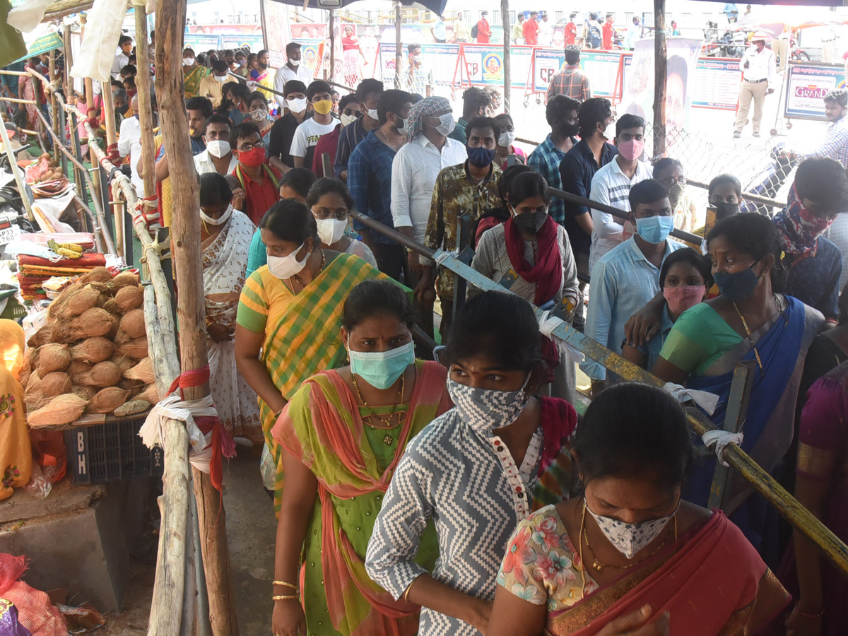 Dussehra Celebrations in Kanaka Durga Temple Photo Gallery - Sakshi16