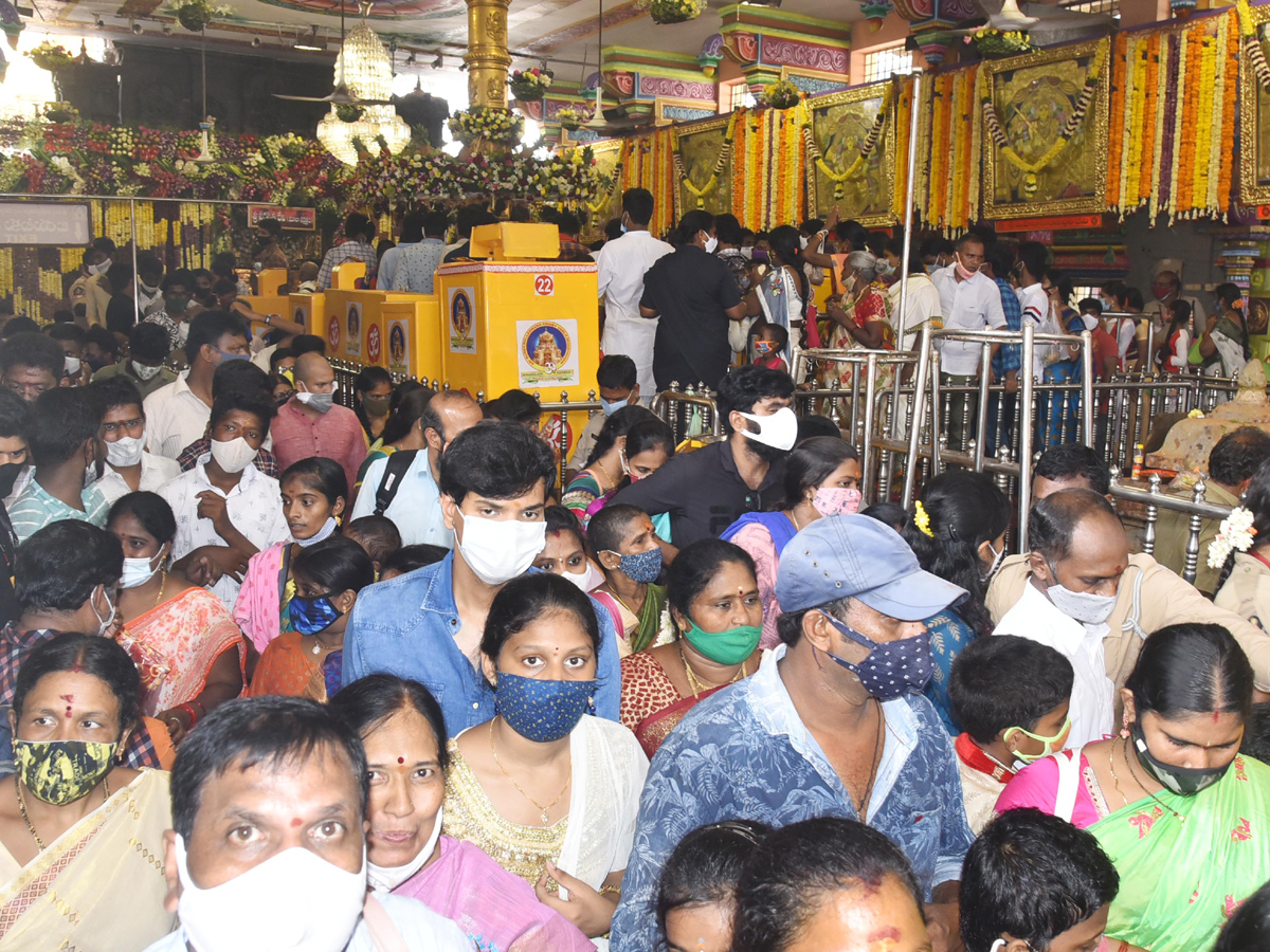 Dussehra Celebrations in Kanaka Durga Temple Photo Gallery - Sakshi7