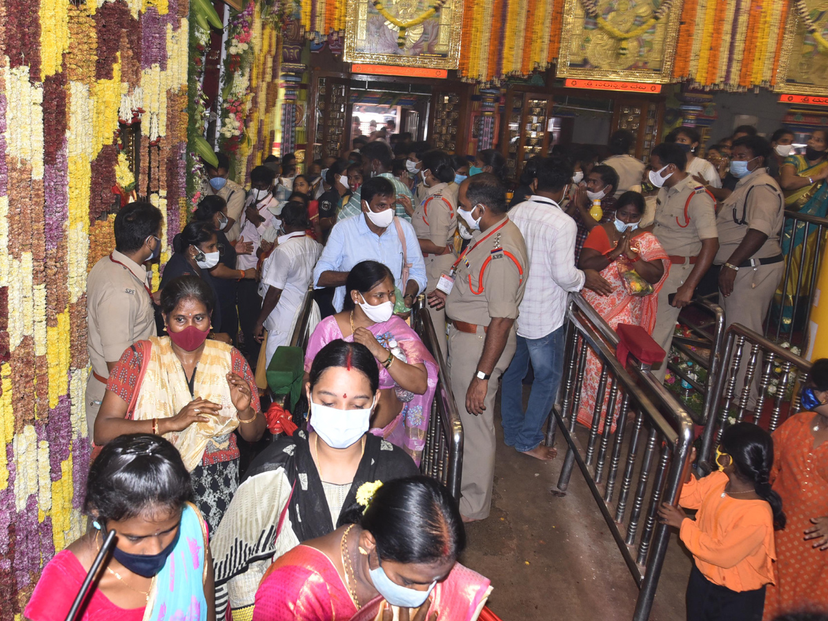 Dussehra Celebrations in Kanaka Durga Temple Photo Gallery - Sakshi8