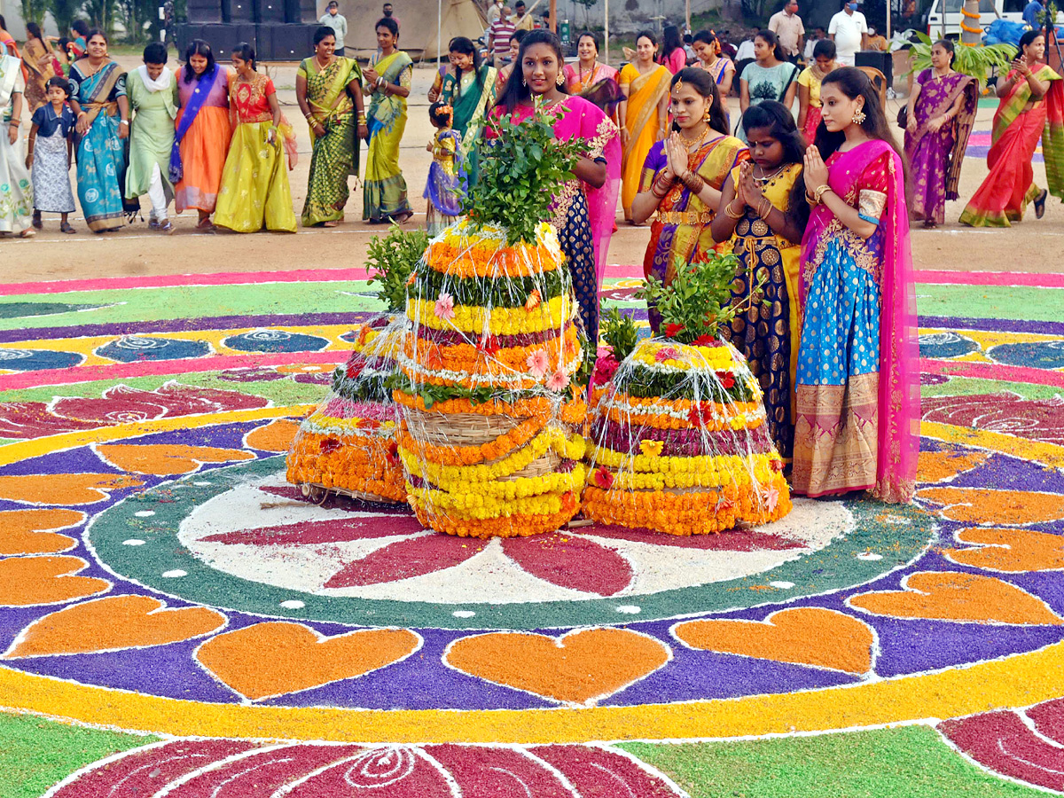 Police Batukamma Celebrations Photo Gallery - Sakshi7