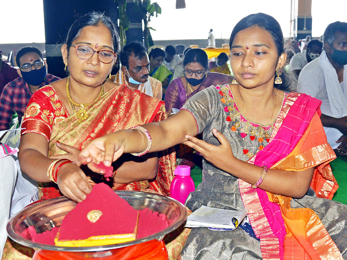 Dussehra Celebrations in Kanaka Durga Temple Photo Gallery - Sakshi9