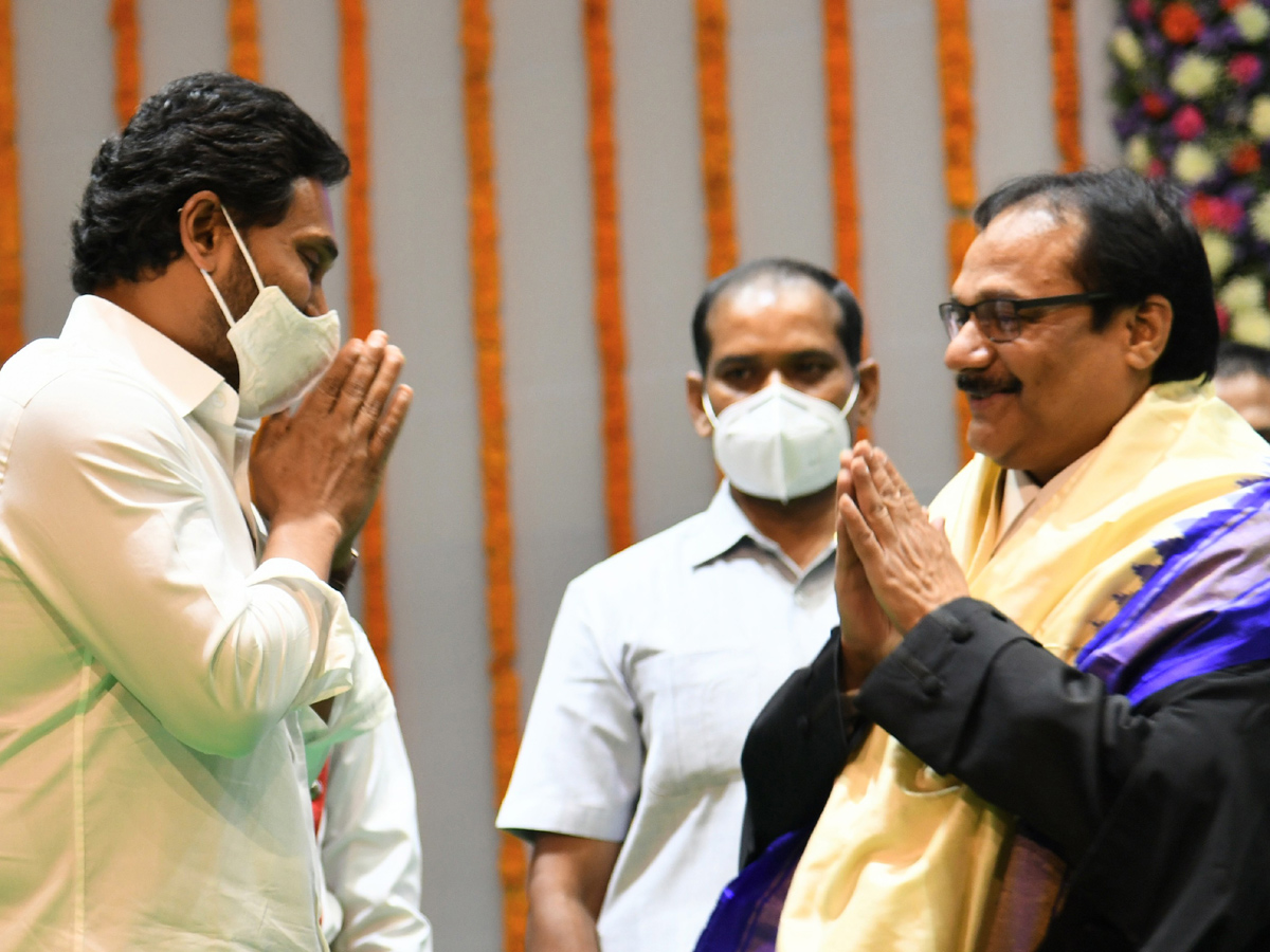 Justice Prashant Kumar Mishra Takes Oath As AP High Court Chief Justice Photo Gallery - Sakshi13