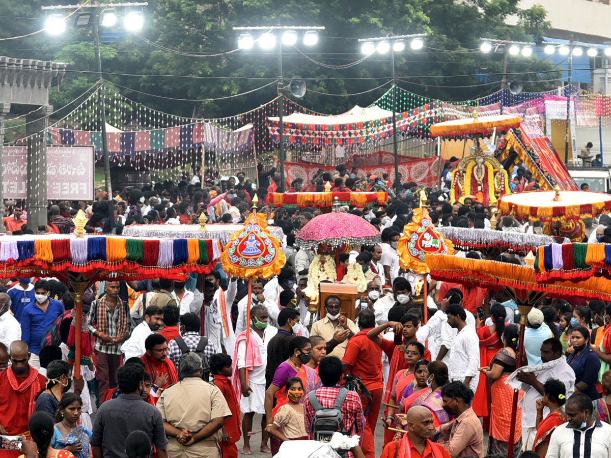 Dasara Sharan navaratri Celebrations At Kanaka Durga Temple - Sakshi4