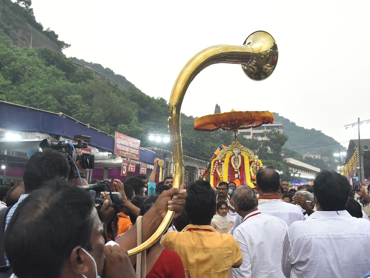 Dasara Sharan navaratri Celebrations At Kanaka Durga Temple - Sakshi3