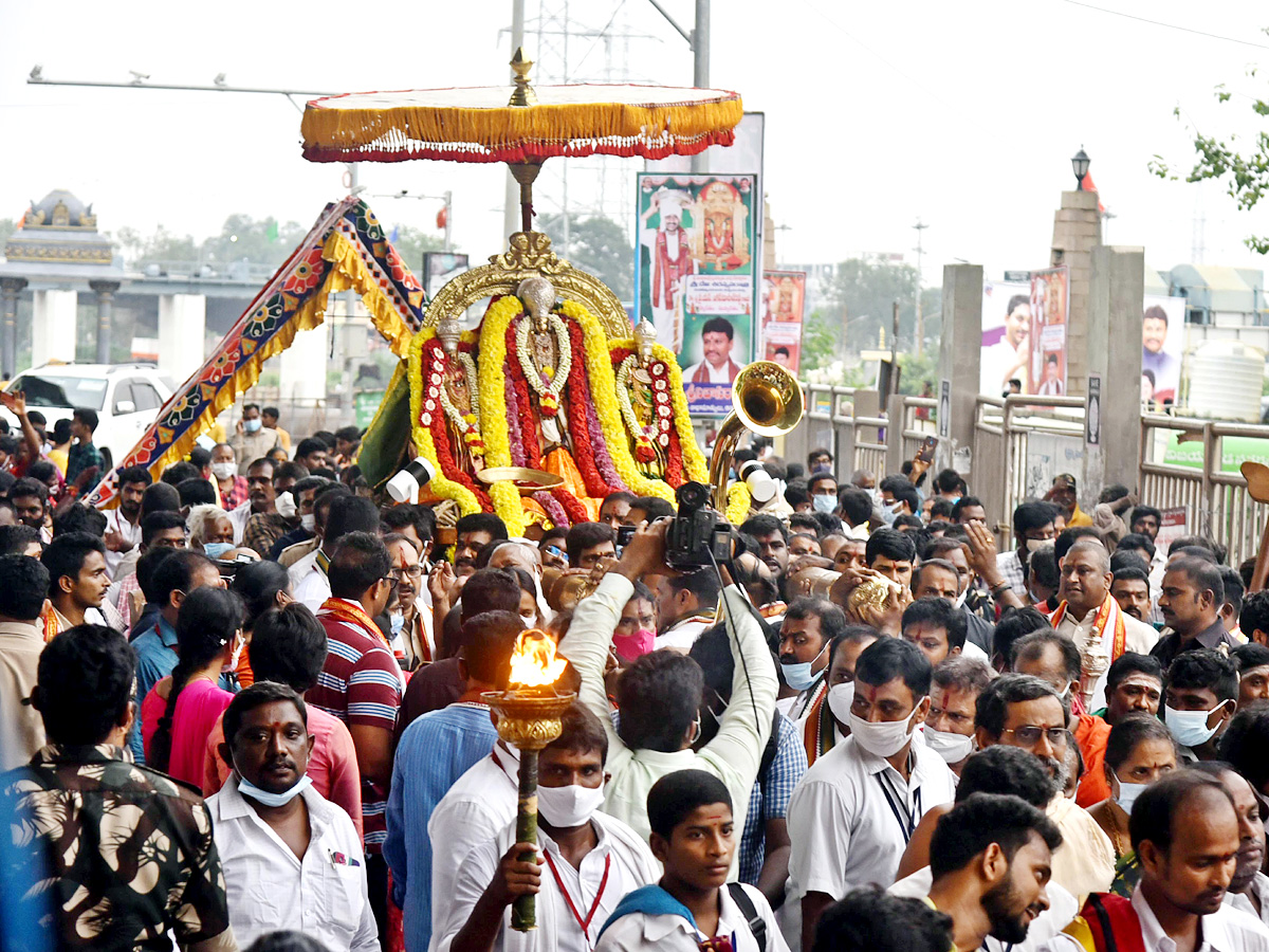 Dasara Sharan navaratri Celebrations At Kanaka Durga Temple - Sakshi1