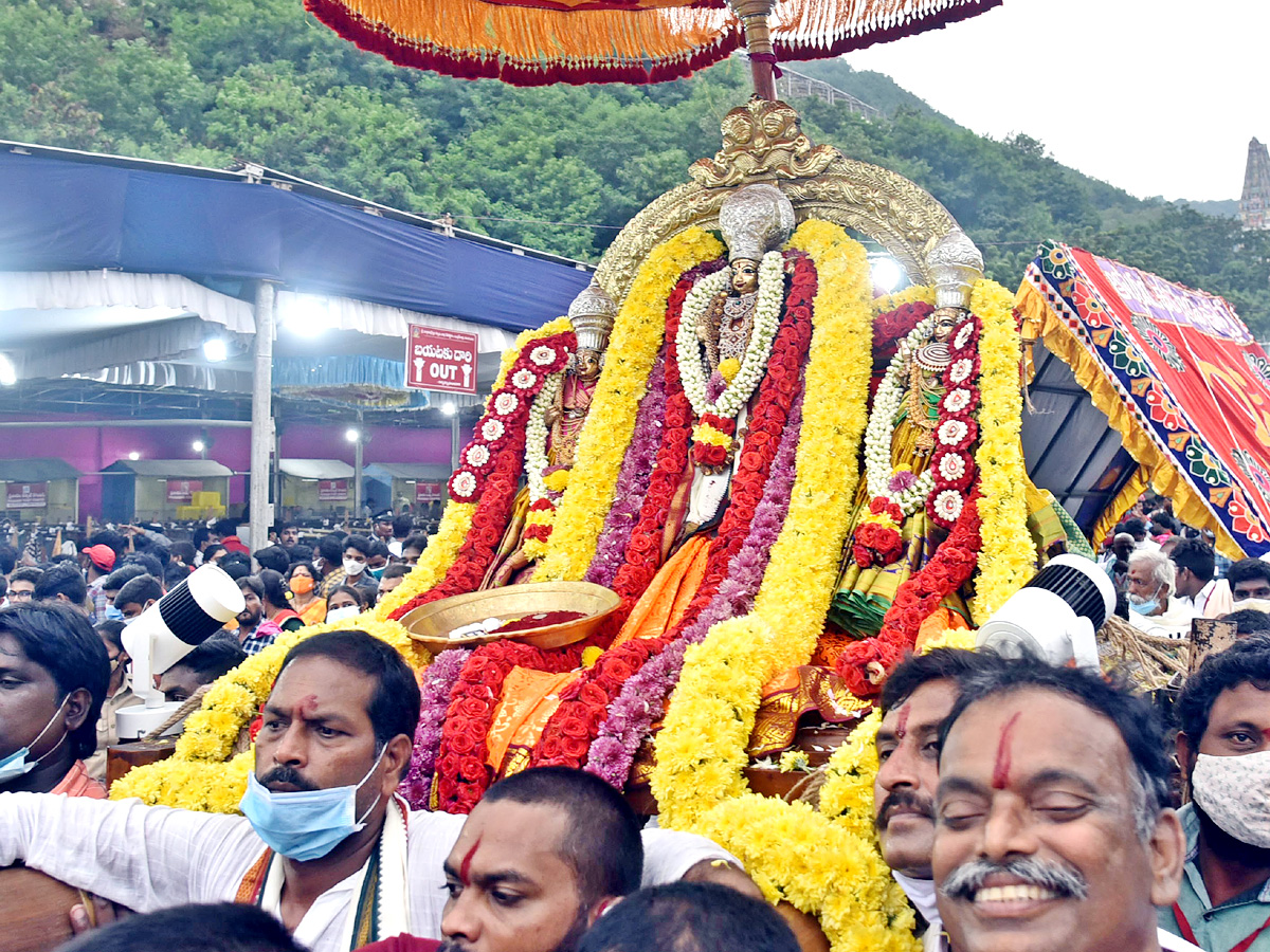 Dasara Sharan navaratri Celebrations At Kanaka Durga Temple - Sakshi9