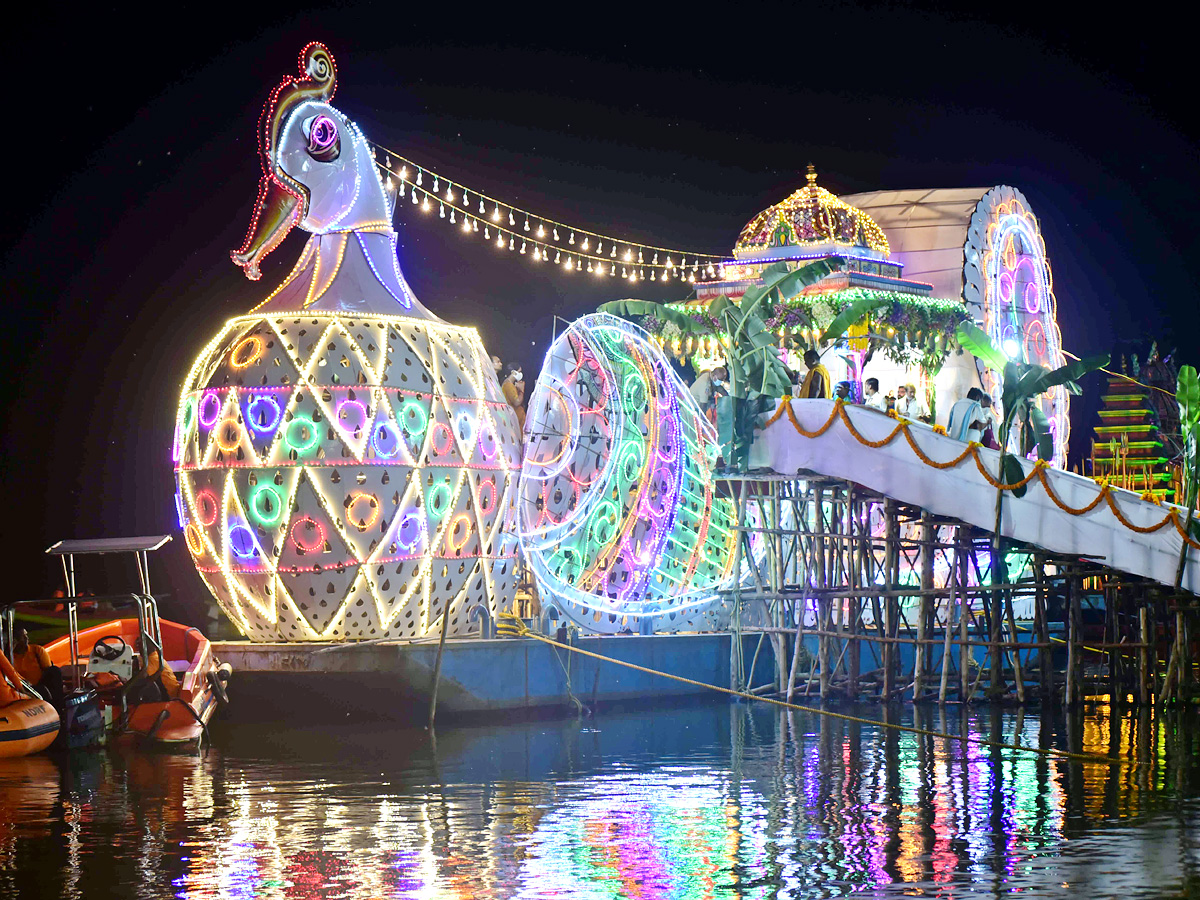 Dasara Sharan navaratri Celebrations At Kanaka Durga Temple - Sakshi11