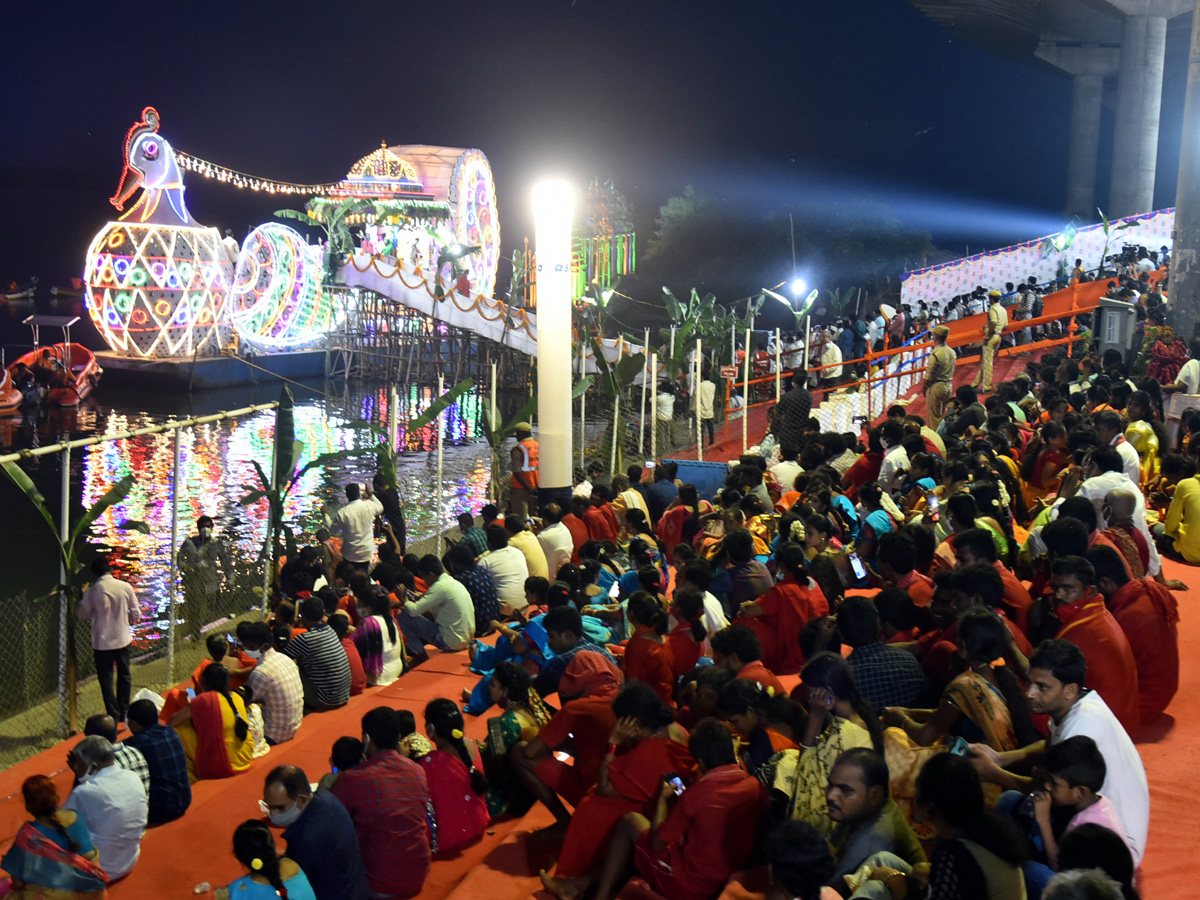 Dasara Sharan navaratri Celebrations At Kanaka Durga Temple - Sakshi18