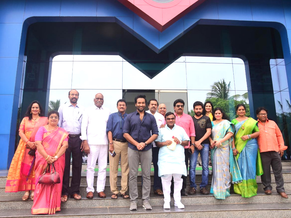 Manchu Vishnu Visit Tirumala Tirupati With His Team Photo Gallery - Sakshi1