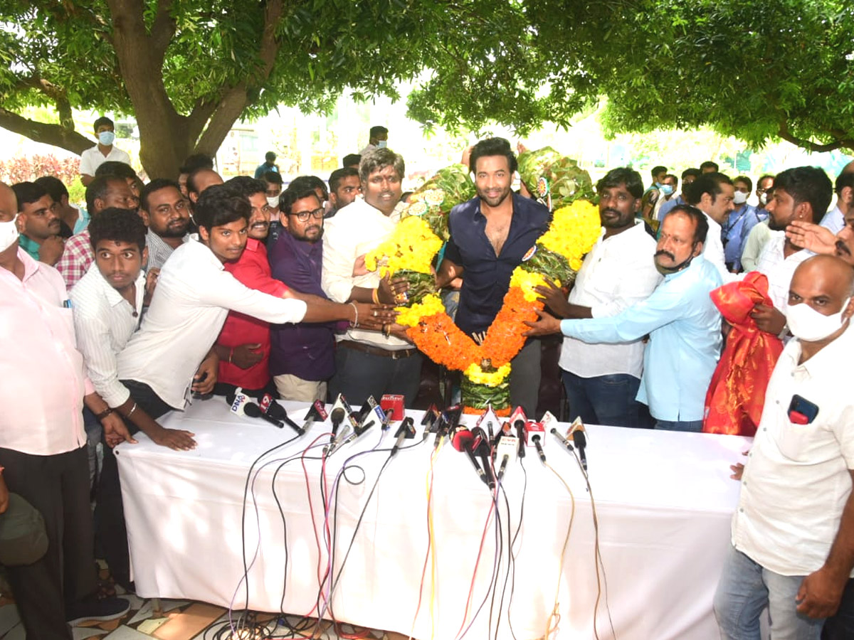 Manchu Vishnu Visit Tirumala Tirupati With His Team Photo Gallery - Sakshi13