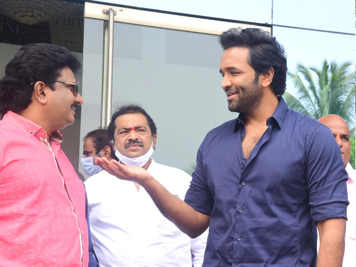 Manchu Vishnu Visit Tirumala Tirupati With His Team Photo Gallery - Sakshi14