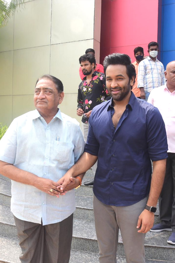 Manchu Vishnu Visit Tirumala Tirupati With His Team Photo Gallery - Sakshi16