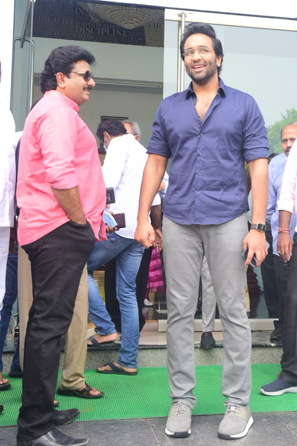 Manchu Vishnu Visit Tirumala Tirupati With His Team Photo Gallery - Sakshi18