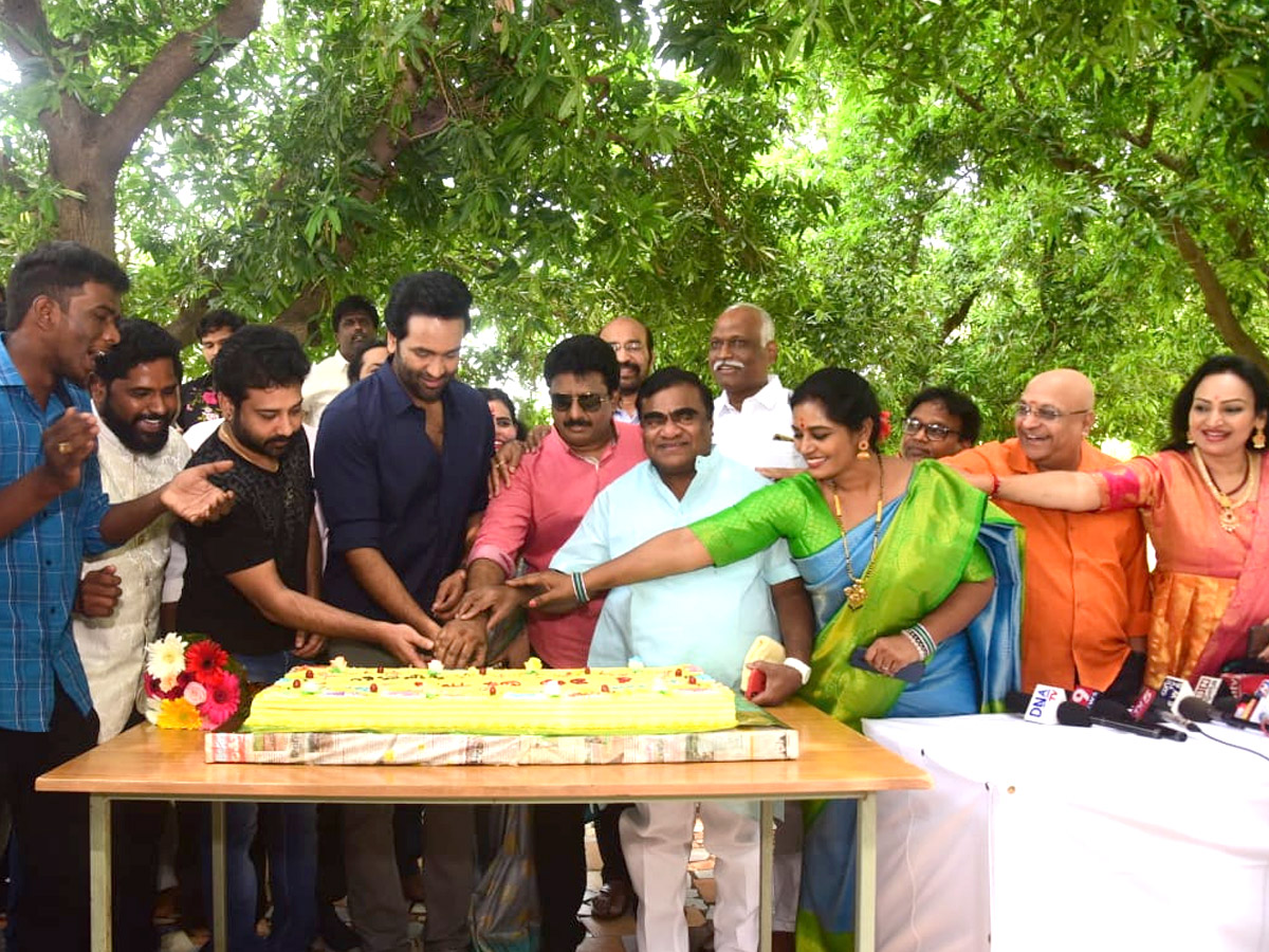 Manchu Vishnu Visit Tirumala Tirupati With His Team Photo Gallery - Sakshi2