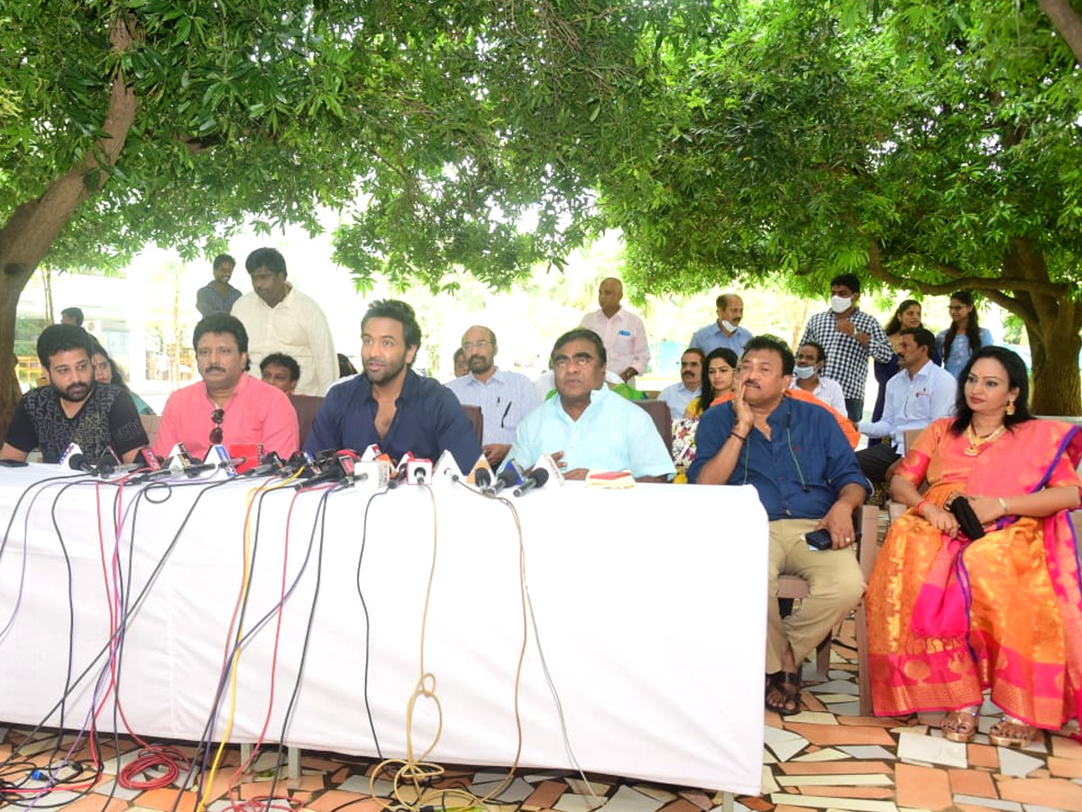 Manchu Vishnu Visit Tirumala Tirupati With His Team Photo Gallery - Sakshi4