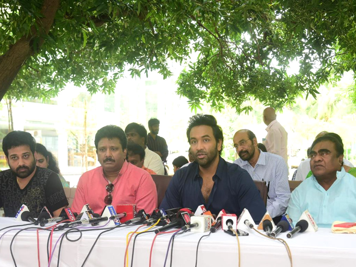 Manchu Vishnu Visit Tirumala Tirupati With His Team Photo Gallery - Sakshi5