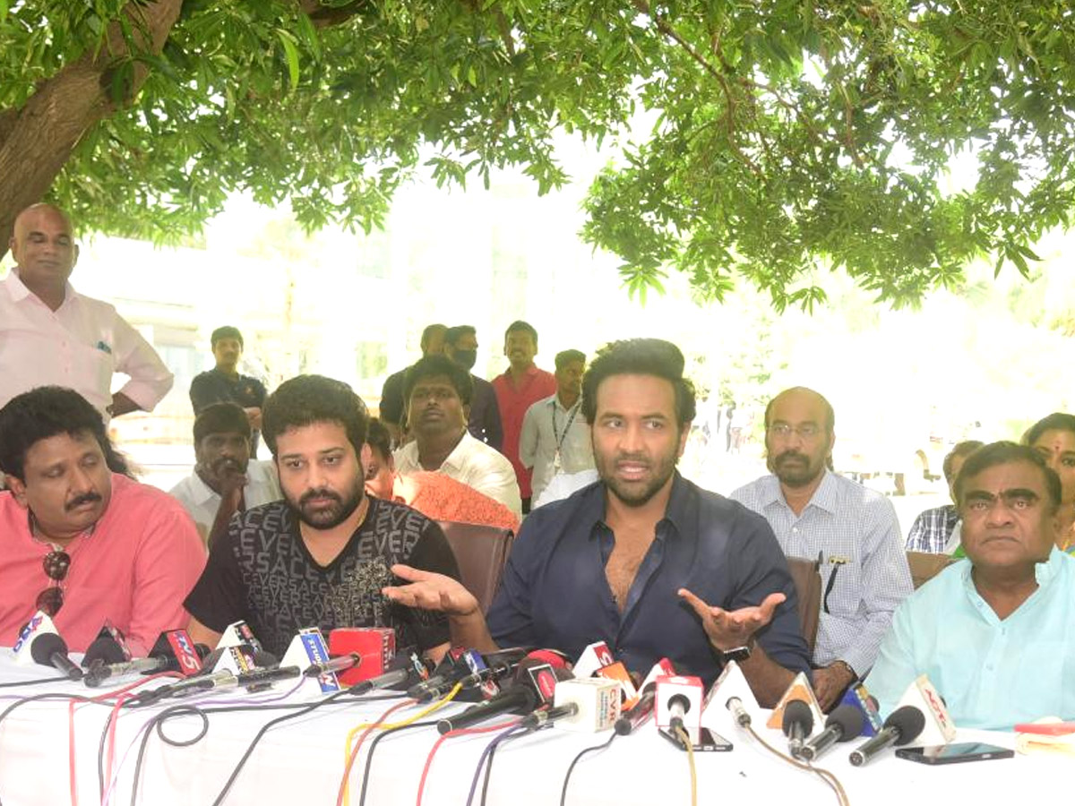 Manchu Vishnu Visit Tirumala Tirupati With His Team Photo Gallery - Sakshi8