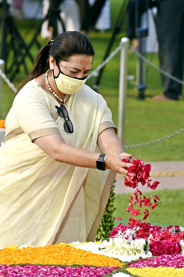 Photos: Leaders Pay Tribute To Mahatma Gandhi In His 152 Birth Anniversary - Sakshi6