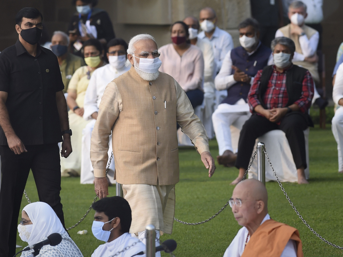 Photos: Leaders Pay Tribute To Mahatma Gandhi In His 152 Birth Anniversary - Sakshi16