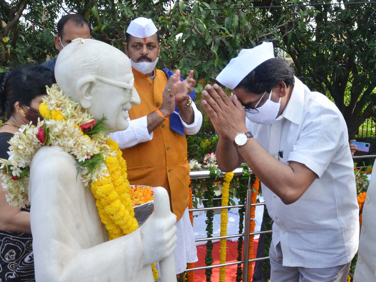 Photos: Leaders Pay Tribute To Mahatma Gandhi In His 152 Birth Anniversary - Sakshi17