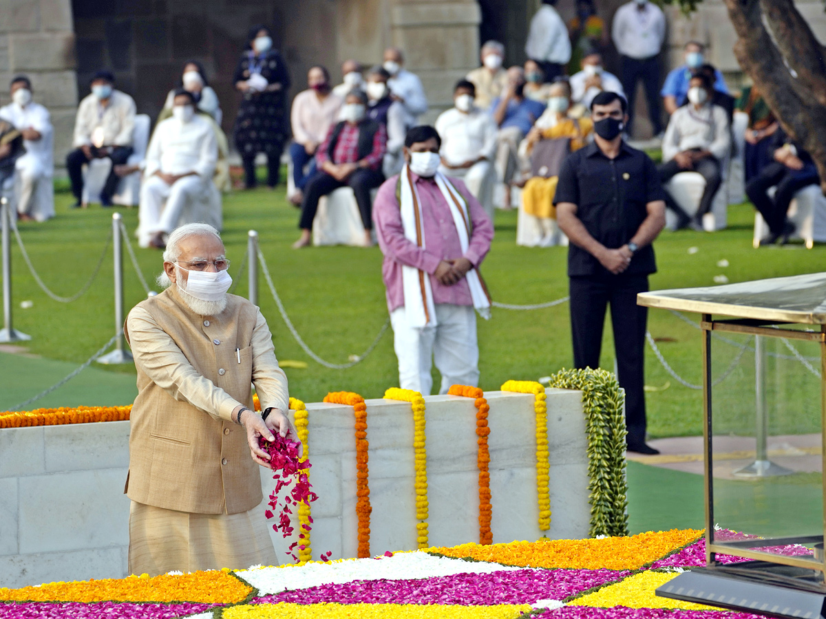 Photos: Leaders Pay Tribute To Mahatma Gandhi In His 152 Birth Anniversary - Sakshi20