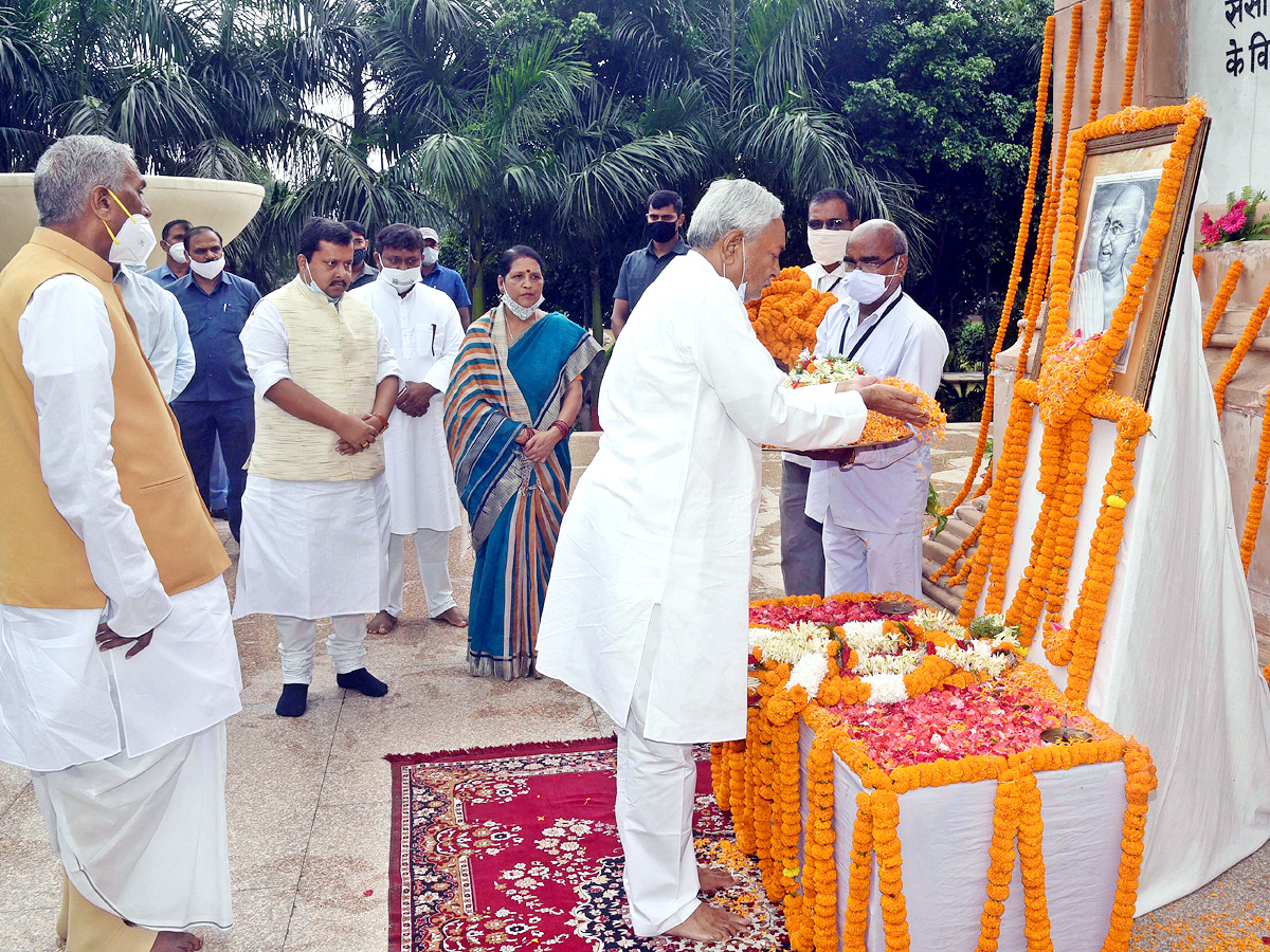 Photos: Leaders Pay Tribute To Mahatma Gandhi In His 152 Birth Anniversary - Sakshi22