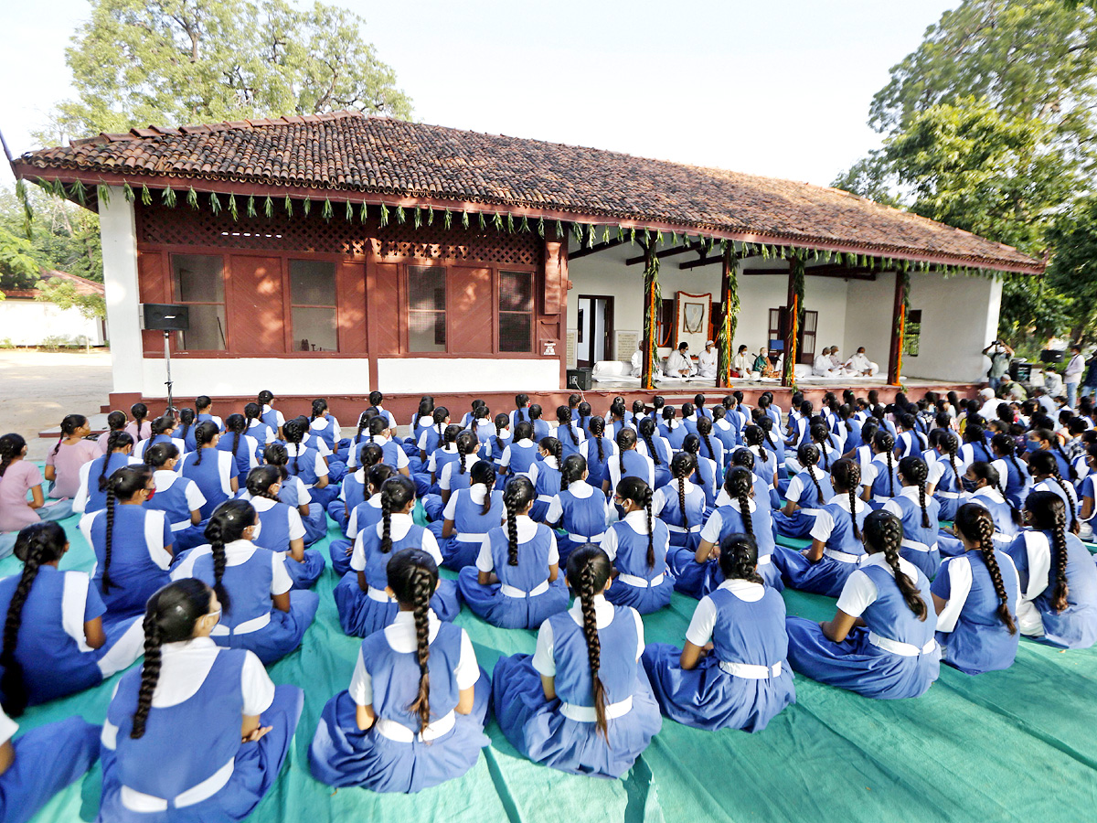 Photos: Leaders Pay Tribute To Mahatma Gandhi In His 152 Birth Anniversary - Sakshi24