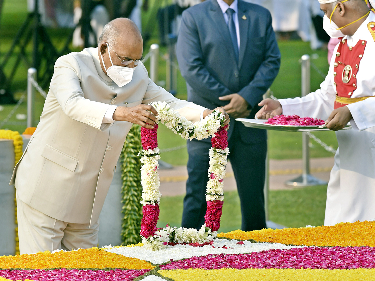 Photos: Leaders Pay Tribute To Mahatma Gandhi In His 152 Birth Anniversary - Sakshi25