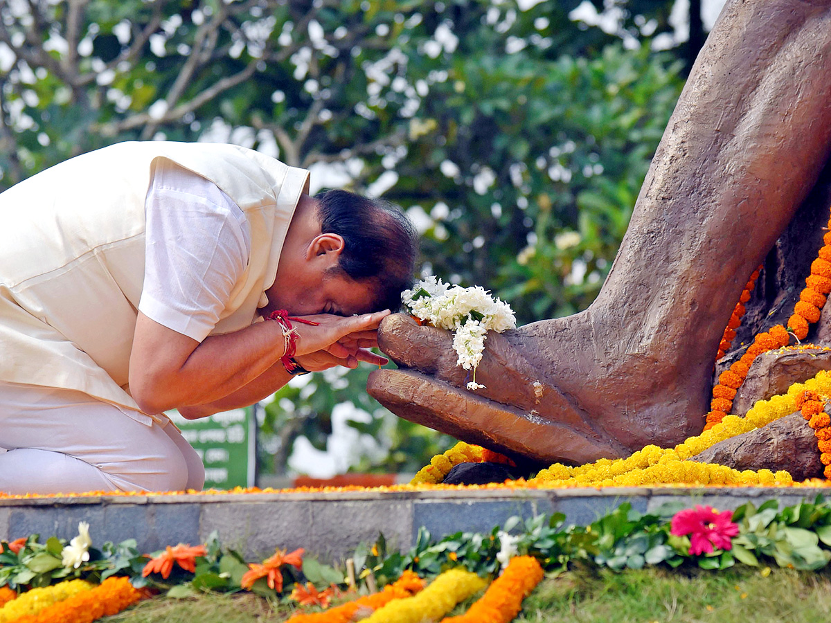 Photos: Leaders Pay Tribute To Mahatma Gandhi In His 152 Birth Anniversary - Sakshi26