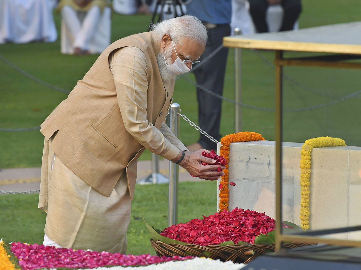 Photos: Leaders Pay Tribute To Mahatma Gandhi In His 152 Birth Anniversary - Sakshi27