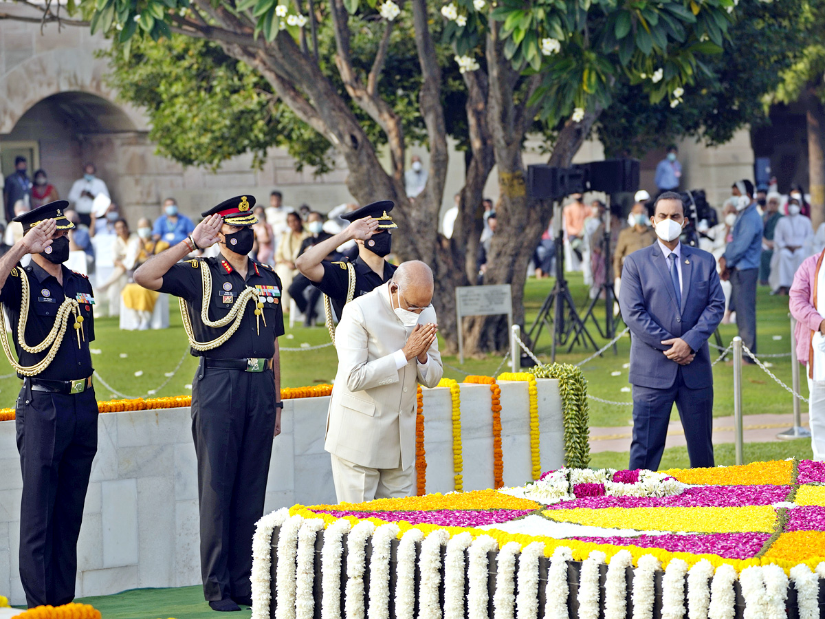 Photos: Leaders Pay Tribute To Mahatma Gandhi In His 152 Birth Anniversary - Sakshi28