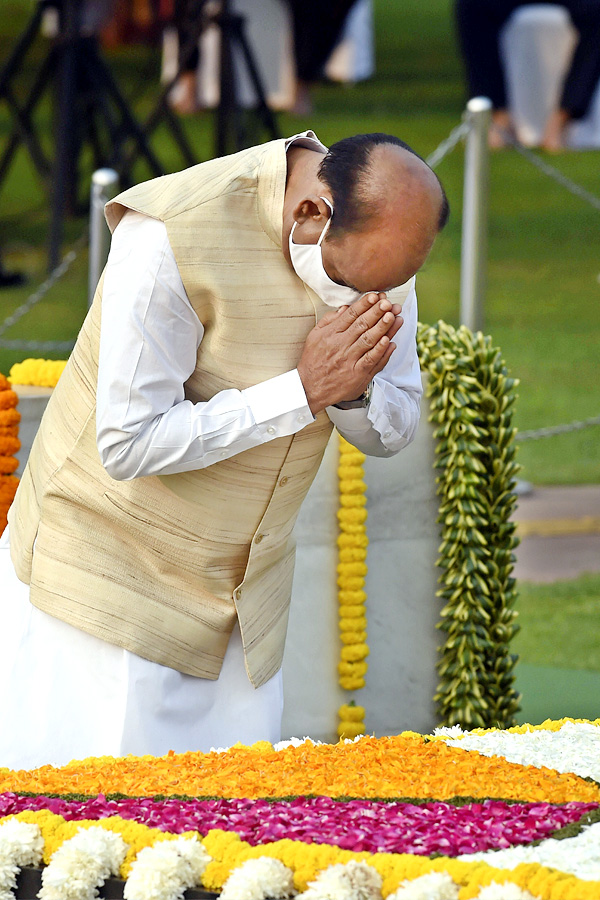 Photos: Leaders Pay Tribute To Mahatma Gandhi In His 152 Birth Anniversary - Sakshi3