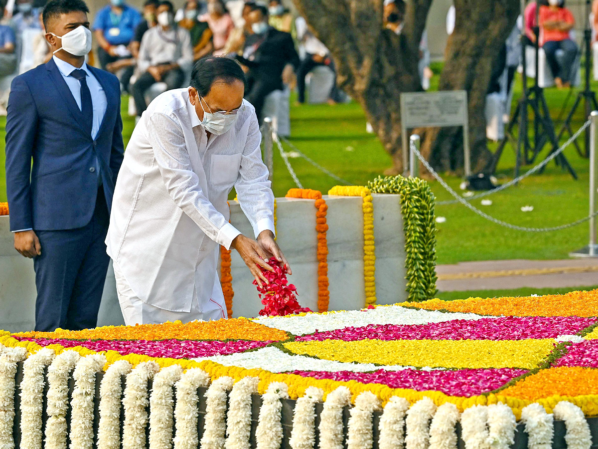 Photos: Leaders Pay Tribute To Mahatma Gandhi In His 152 Birth Anniversary - Sakshi30