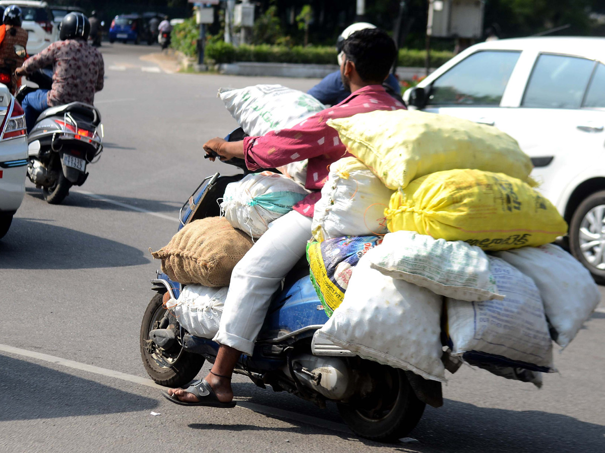 Cell Phone driving in Hyderabad  - Sakshi4