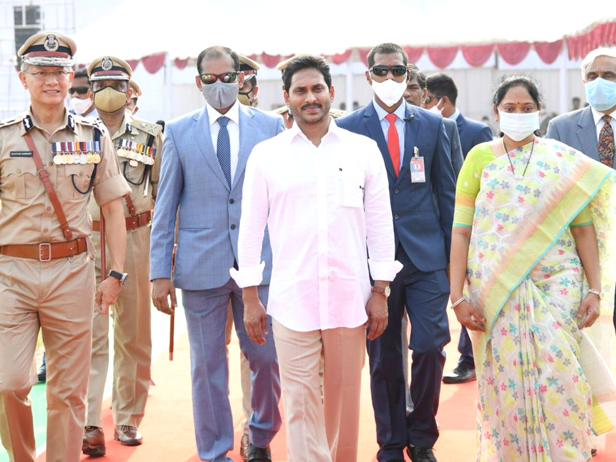 CM YS Jagan Gives 10 Lakh Grant To Covid Martyrs Family Photo Gallery - Sakshi1