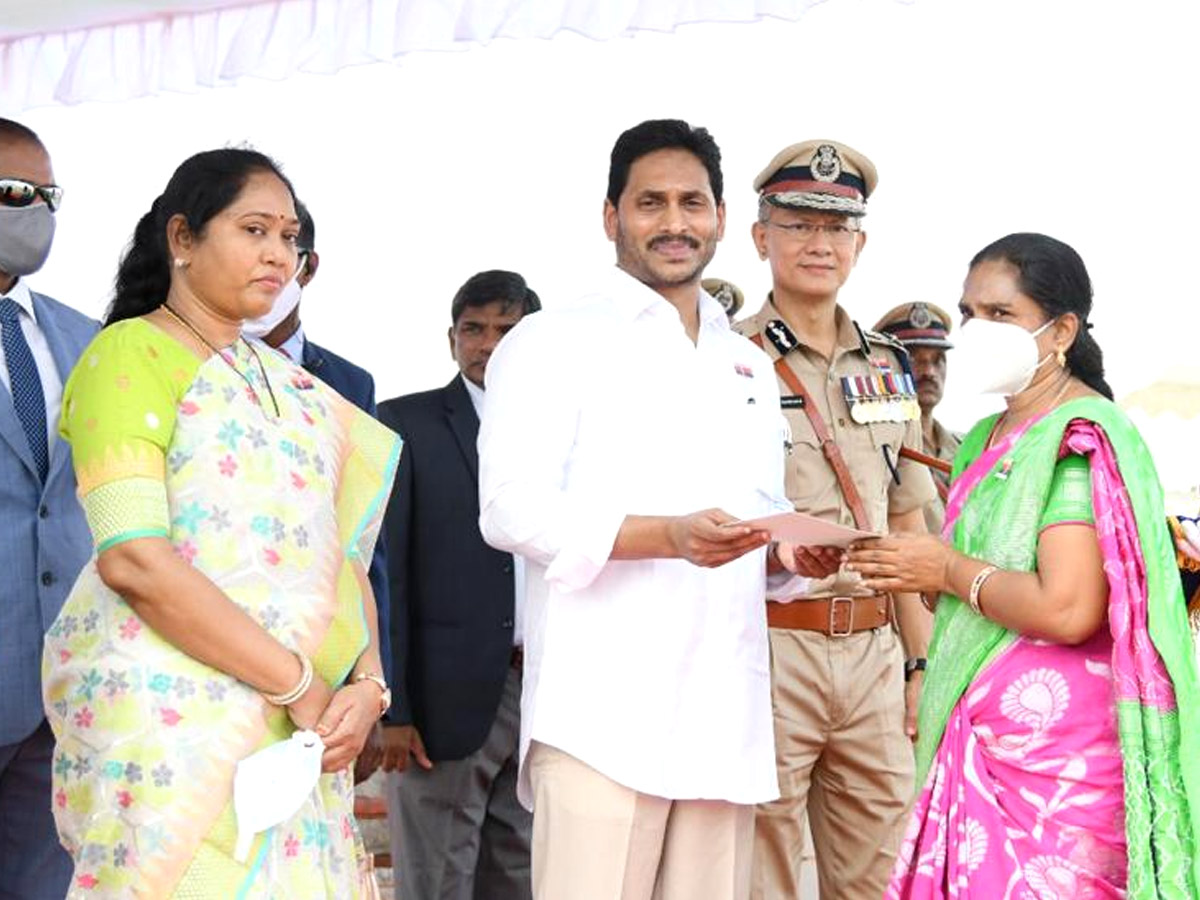 CM YS Jagan Gives 10 Lakh Grant To Covid Martyrs Family Photo Gallery - Sakshi10