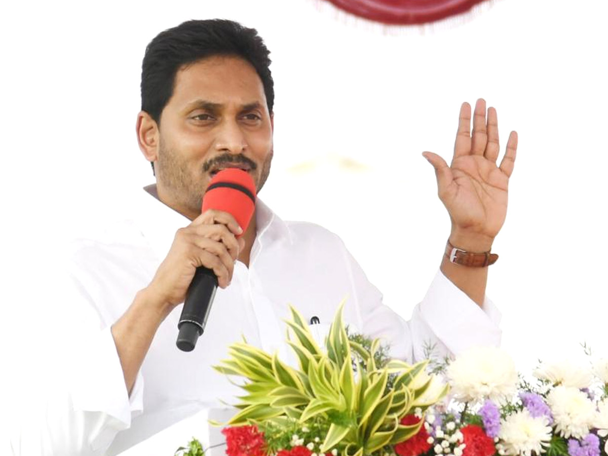 CM YS Jagan Gives 10 Lakh Grant To Covid Martyrs Family Photo Gallery - Sakshi13