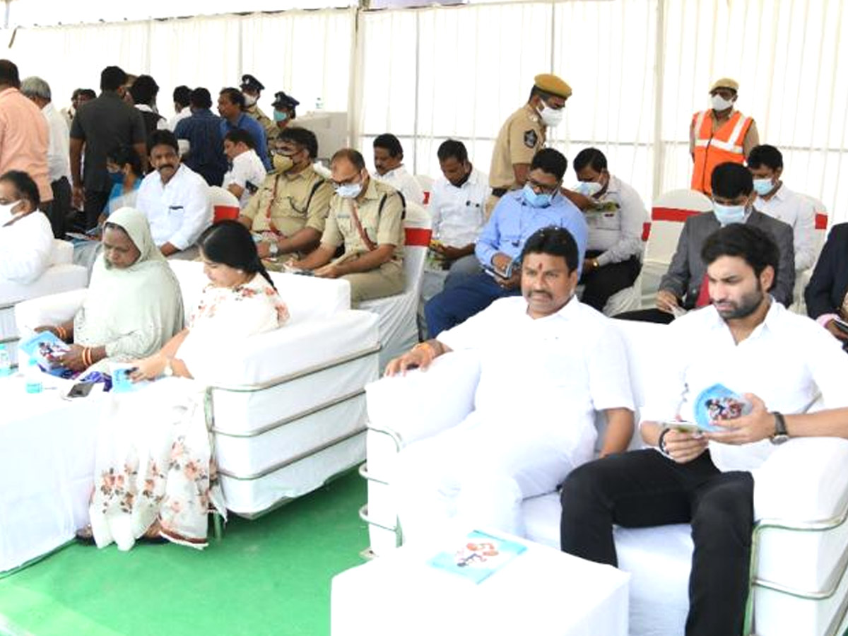 CM YS Jagan Gives 10 Lakh Grant To Covid Martyrs Family Photo Gallery - Sakshi15