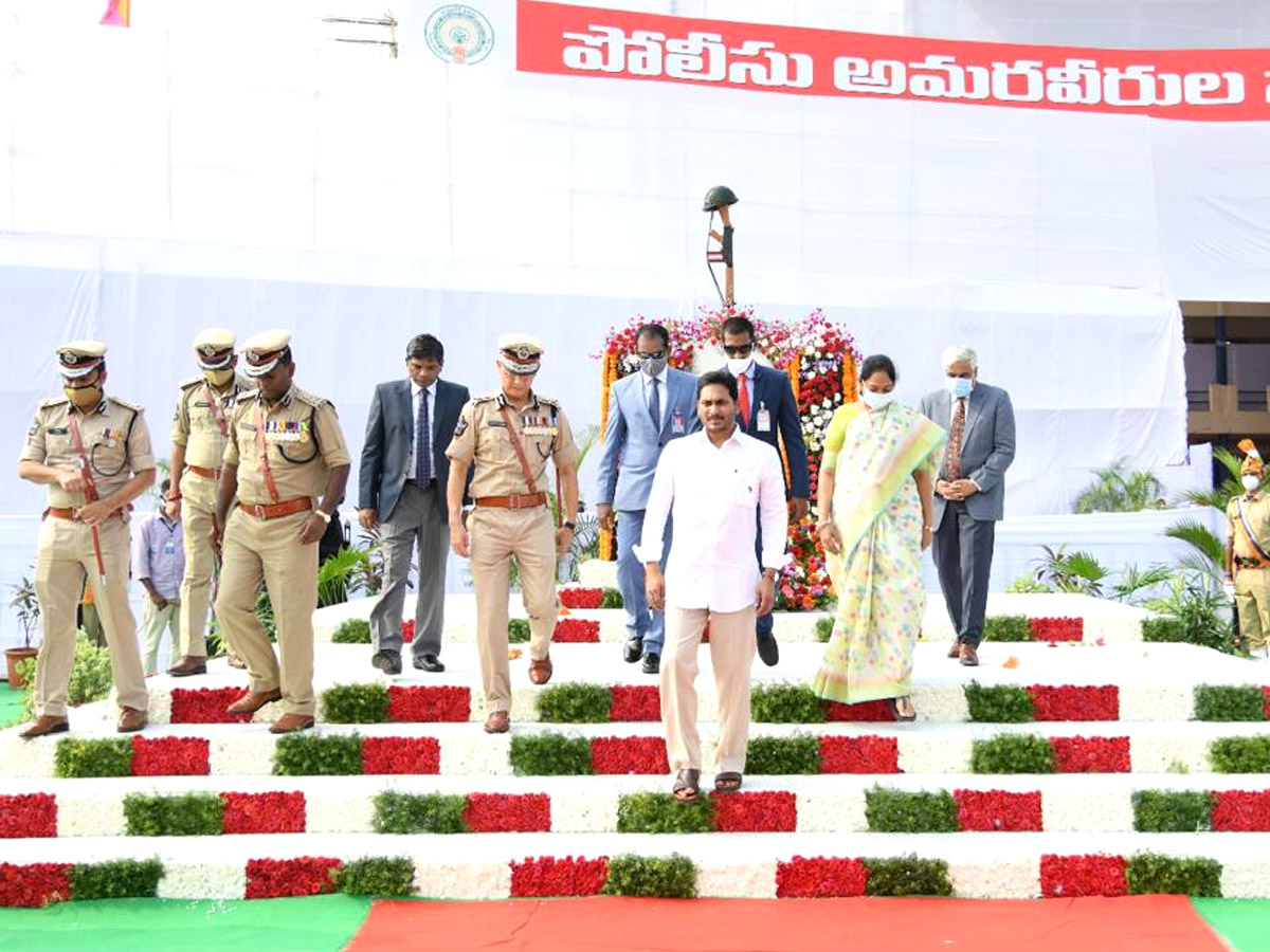 CM YS Jagan Gives 10 Lakh Grant To Covid Martyrs Family Photo Gallery - Sakshi2