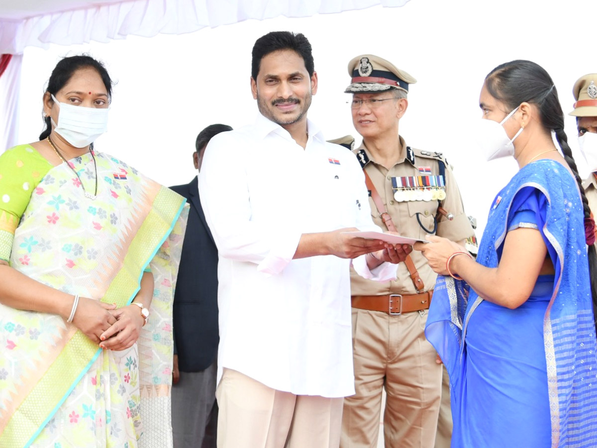 CM YS Jagan Gives 10 Lakh Grant To Covid Martyrs Family Photo Gallery - Sakshi21