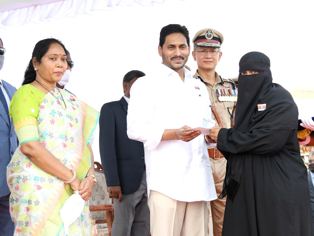 CM YS Jagan Gives 10 Lakh Grant To Covid Martyrs Family Photo Gallery - Sakshi22