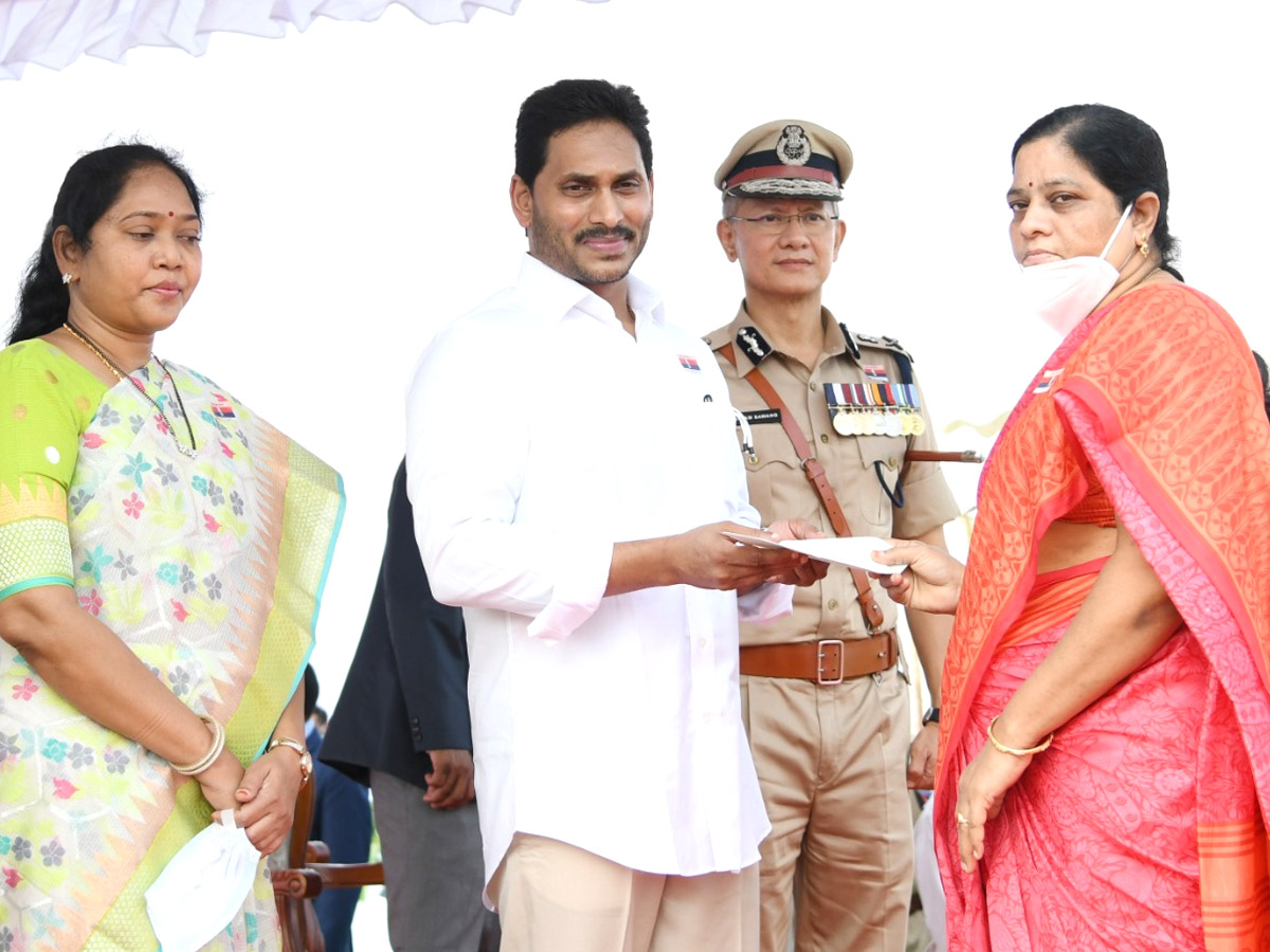 CM YS Jagan Gives 10 Lakh Grant To Covid Martyrs Family Photo Gallery - Sakshi23