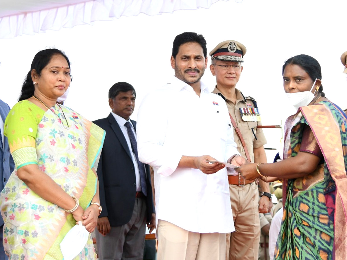 CM YS Jagan Gives 10 Lakh Grant To Covid Martyrs Family Photo Gallery - Sakshi24