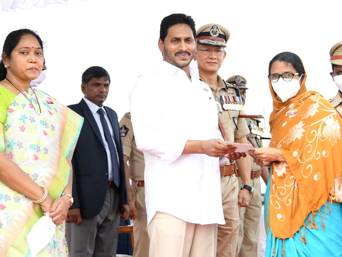 CM YS Jagan Gives 10 Lakh Grant To Covid Martyrs Family Photo Gallery - Sakshi25